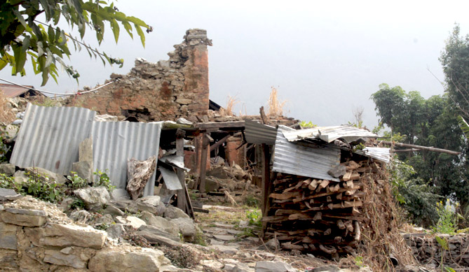 지진으로 무너진 가옥들