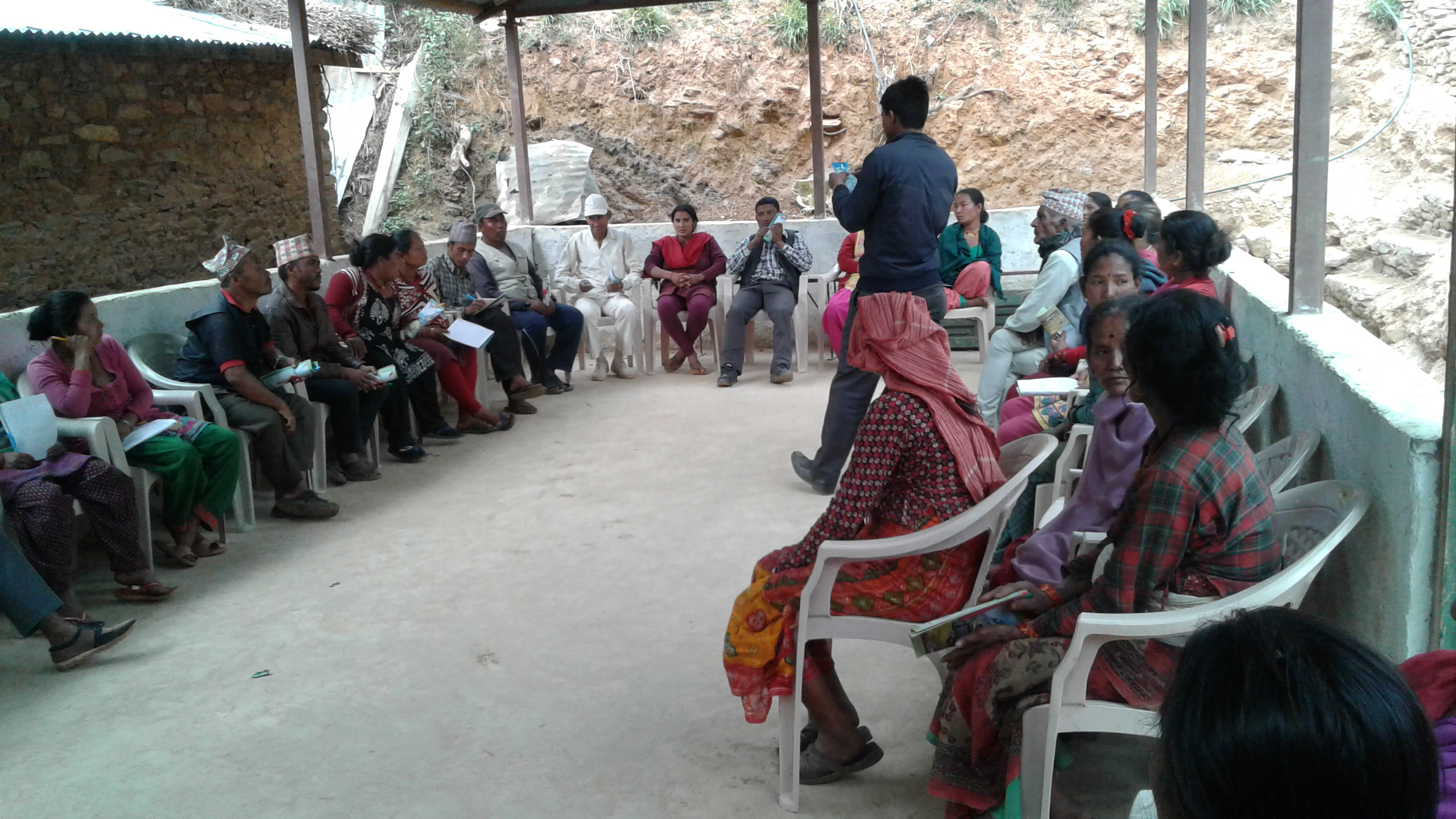 ▲안전한 농약 사용을 위한 정보를 제공하는 교육에 참여한 보치파 주민들