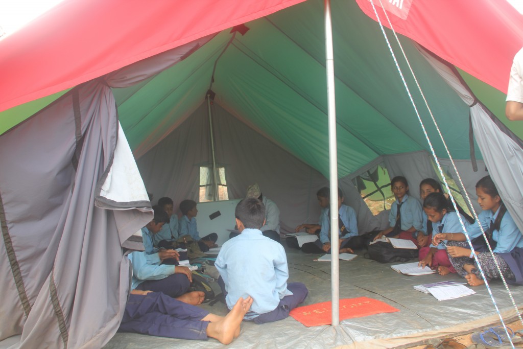 지진 이후 텐트에서 공부하고 있는 아이들