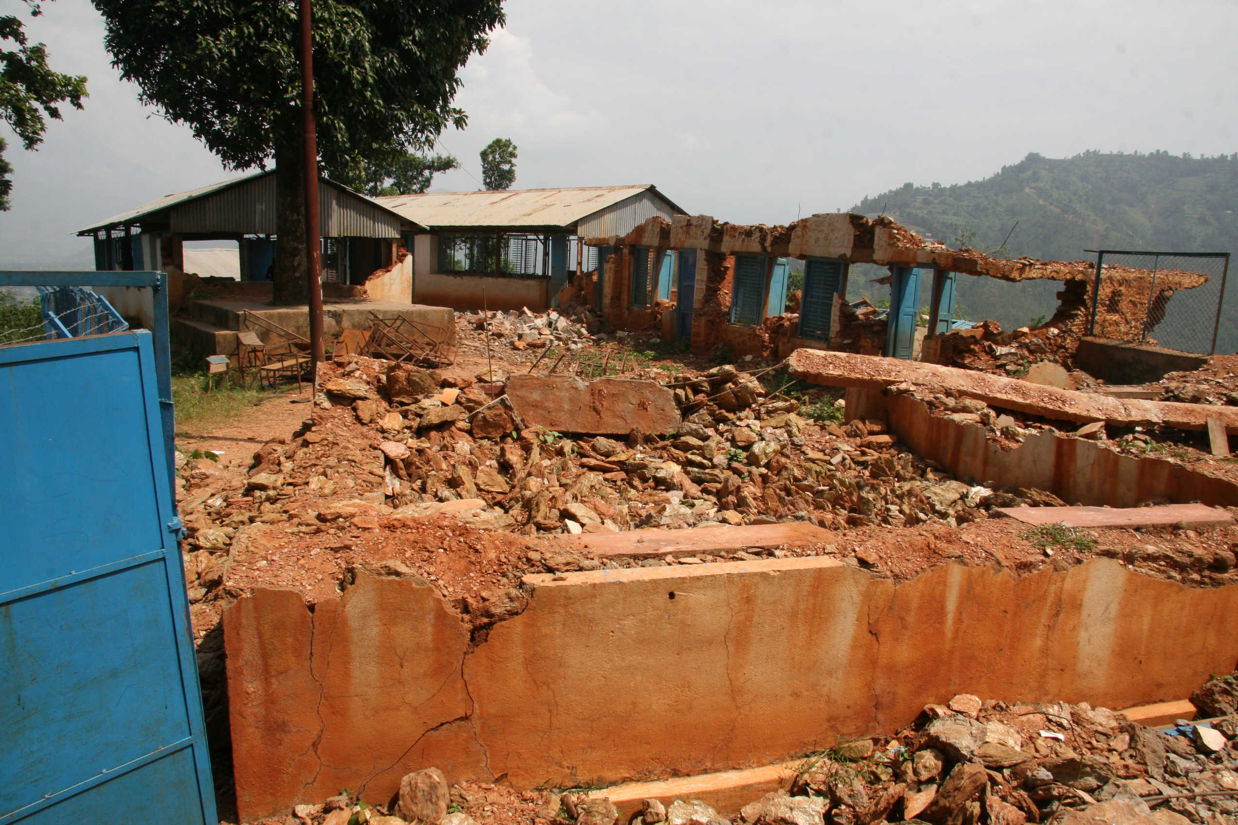 지진으로 인해 붕괴된 학교 모습